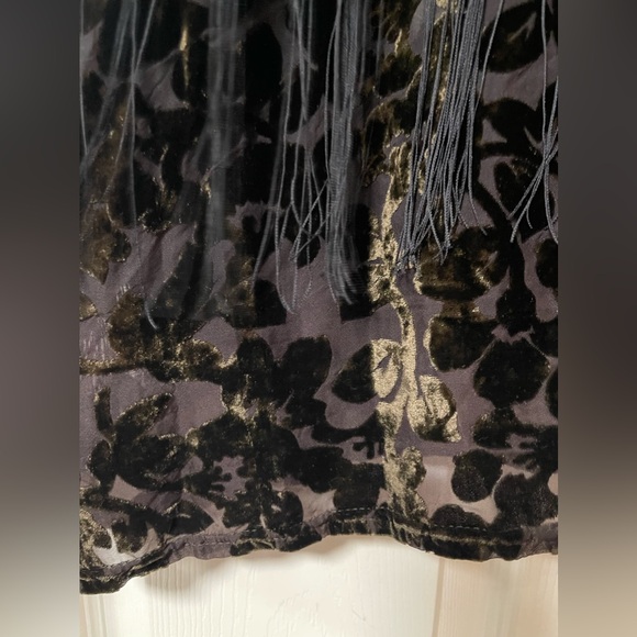 BKE BOUTIQUE Box Fringe Top Olive Pieces Lace Crushed Velvet Size Medium - Picture 5 of 8